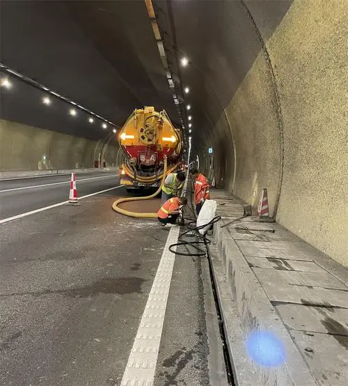 黄骅隧道排水渠清淤